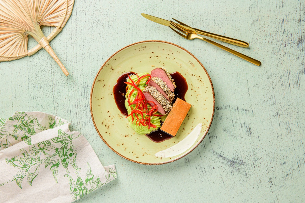 Biodrówka jagnięca w sosie kalbi z purée ziemniaczanym, bakłażanem miso i marynowanym chili