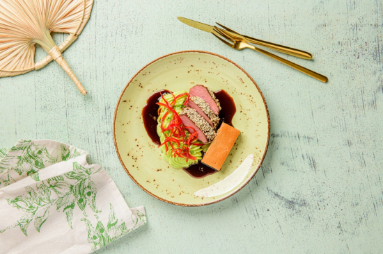 Biodrówka jagnięca w sosie kalbi z purée ziemniaczanym, bakłażanem miso i marynowanym chili