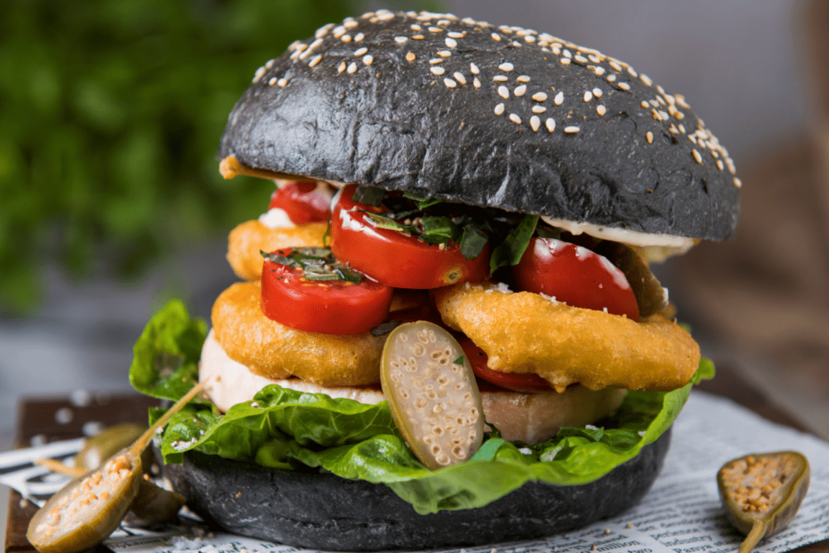 Burger Seafood z łososiem, kalmarami i kaparami