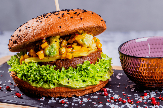 Burger wegetariański z salsą mango