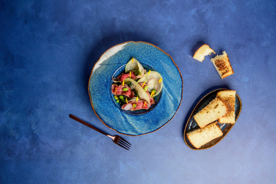 Denver stek na glonach wakame z warzywami i jadalnymi kwiatami