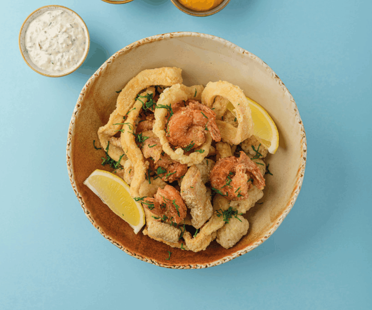Fritto misto z dipami z czterech stron świata
