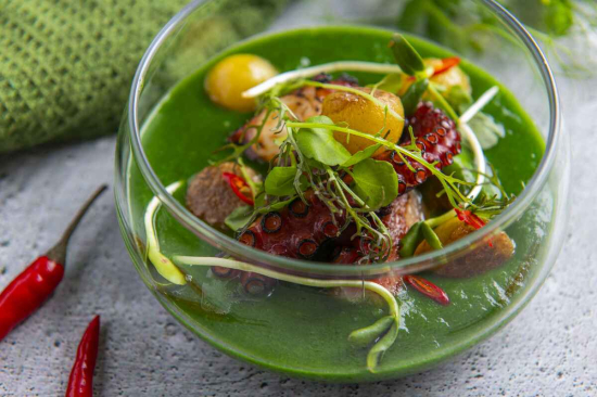 Grillowana ośmiornica, emulsja z rukwii wodnej, grillowane ziemniaki, oliwa chilli