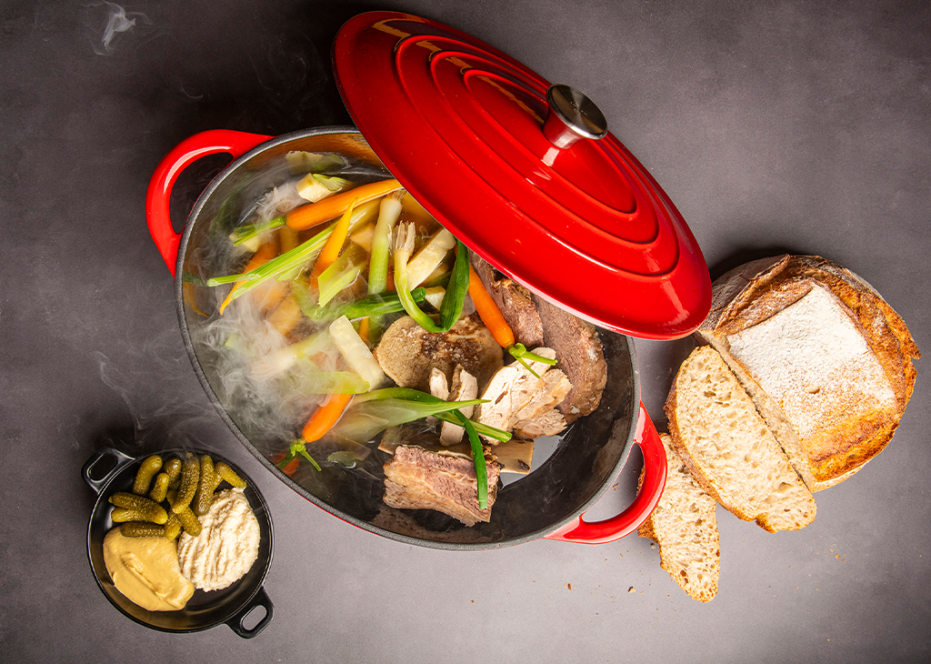 Klasyczne pot-au-feu na wolnym ogniu