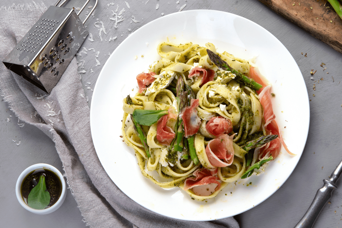 Makaron fettucine z szynką dojrzewającą i pesto bazyliowym