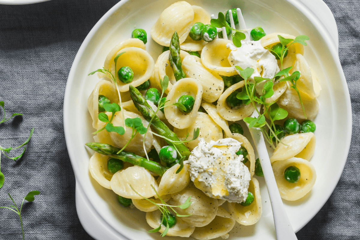 Makaron orcchiette z ricottą i zielonymi warzywami