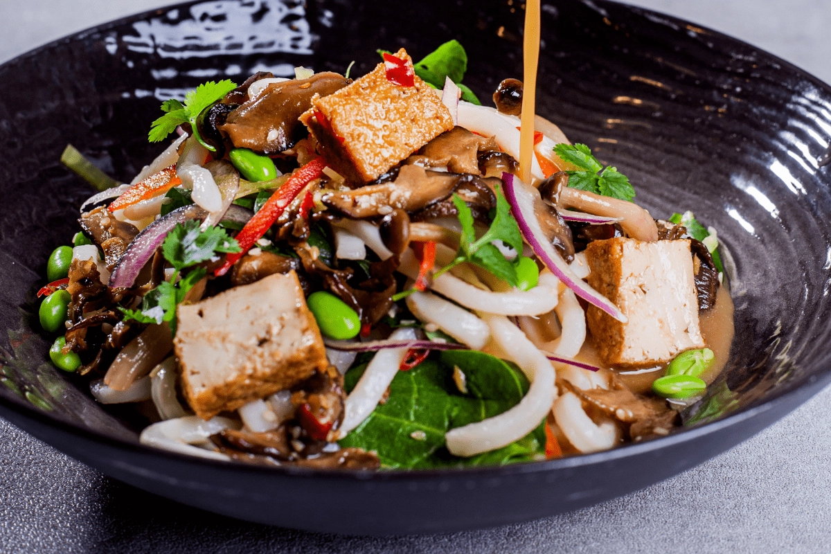 Makaron udon z tofu i bulionem kokosowogrzybowym Akademia Bidfood