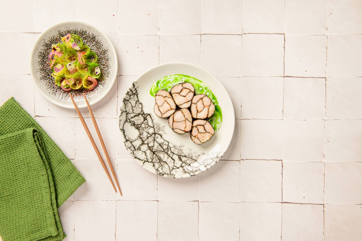 Mozaika z królika z glonami nori, sosem szczypiorkowo-maślankowym i sałatką z brukselki