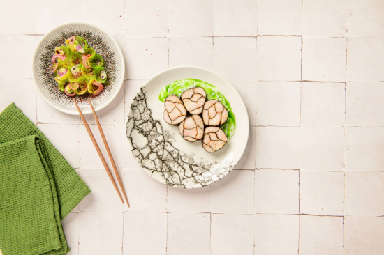 Mozaika z królika z glonami nori, sosem szczypiorkowo-maślankowym i sałatką z brukselki