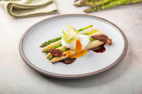 Mozaika ze szparagów, jajo poche, smażone smardze i demi glace cebulowy