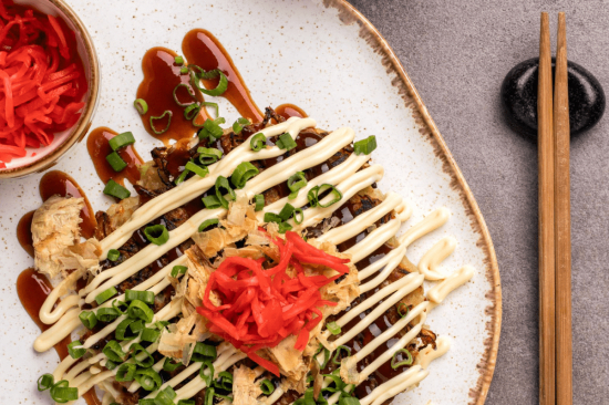 Okonomiyaki - placek z białej kapusty z sosami