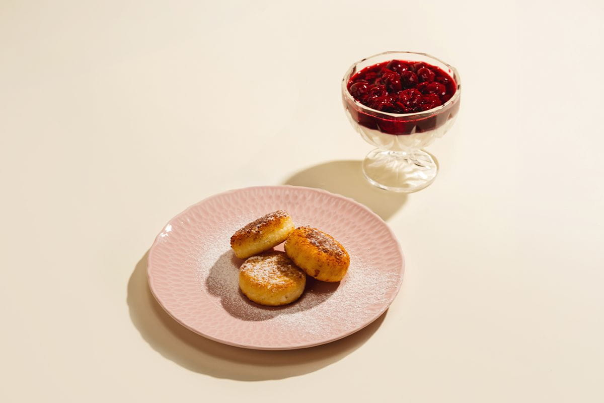 Panna cotta waniliowa z pijanymi wiśniami i placuszkami twarogowymi