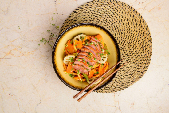 Pierś z gęsi z makaronem udon w sosie gochujang