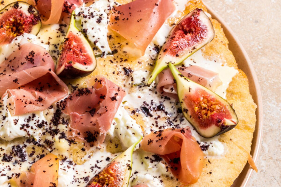 Pizza fritta z stracciatellą z sosem białym, figą, suszoną oliwką i prosciutto crudo