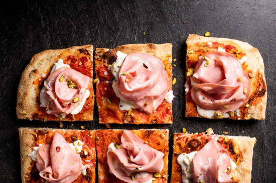 Pizza rzymska z sos pomidorowym, burratą, mortadela i pistacjami