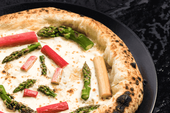 Pizza w stylu nowoczesnym z sosem białym, mozzarellą fior di latte, rabarbarem i szparagami 