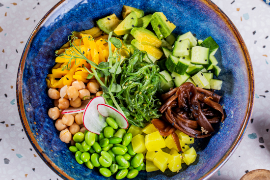 Poke bowl z kaszą quinoa, ciecierzycą, kanpyo i mango 