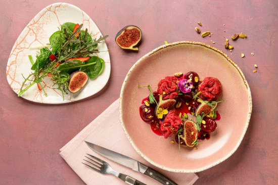 Sakiewki z serca zrazowej z farszem z sera owczego, sałatką z buraków i figą