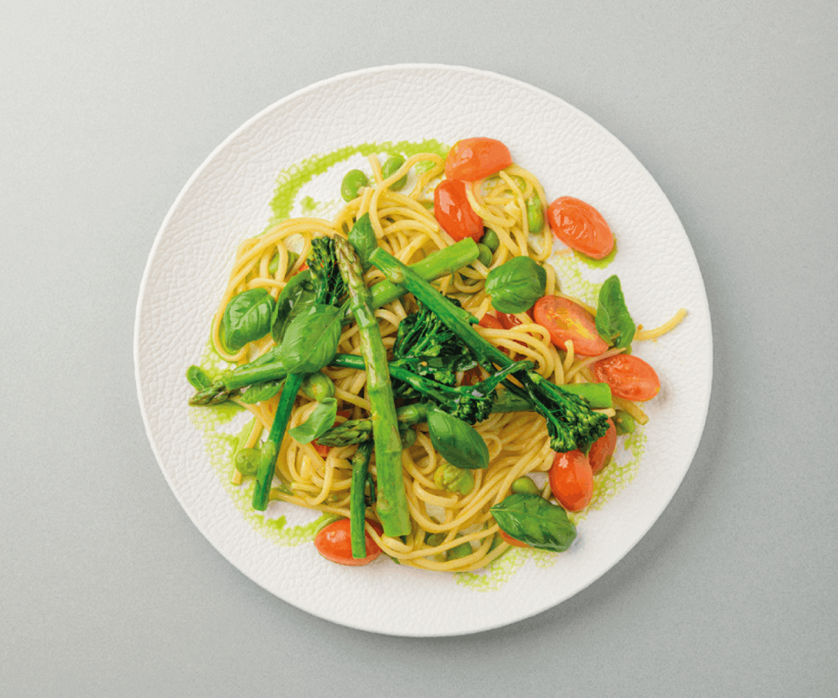 Spaghetti primavera z bobem i szparagami