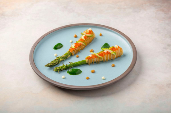 Szparagi w tempurze z majonezem miso i kawiorem