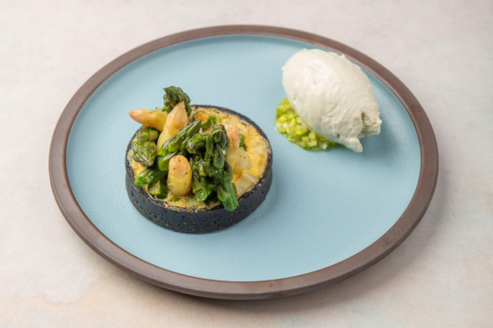 Tarta ze szparagami i lodami z niebieskiego sera