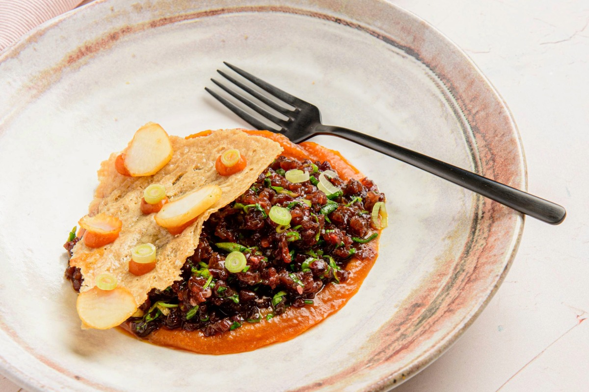 Tatar z piersi gęsi na sosie dyniowym z prażynką ze skóry i kasztanem wodnym w teriyaki