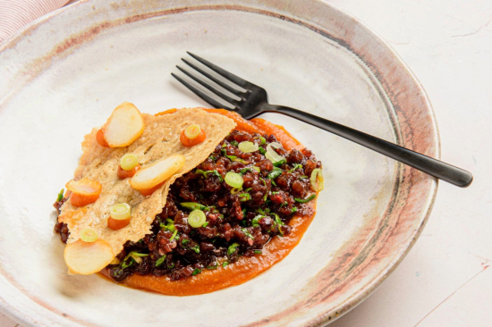 Tatar z piersi gęsi na sosie dyniowym z prażynką ze skóry i kasztanem wodnym w teriyaki