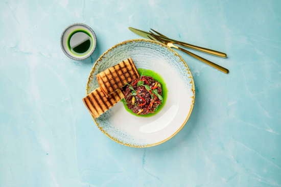 Tatar z sarny z oliwą szczypiorkową, marynowanym imbirem i pastą gochujang