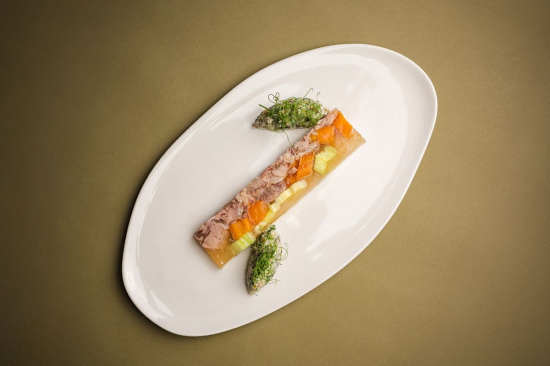 Terrine z golonki wieprzowej, sos ravigotte, chleb Crustica