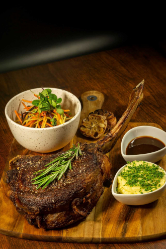 Tomahawk z sosem demi-glace, purée ziemniaczanym i kolorowymi marchewkami