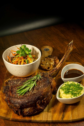 Tomahawk z sosem demi-glace, purée ziemniaczanym i kolorowymi marchewkami